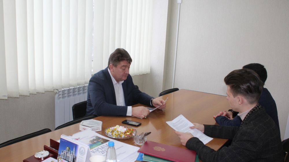 Айдер Типпа провел встречу с представителями Молодежного правительства Республики Крым