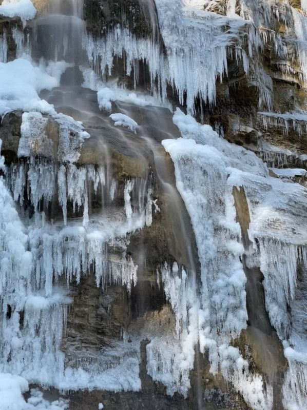 Редкие кадры для Крыма: Знаменитый водопад Учан-Су практически замёрз