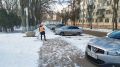 Коммунальные службы города продолжают очистку пешеходных зон от снега