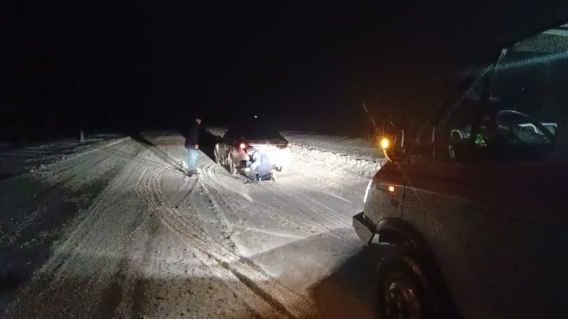 За прошедшие сутки сотрудники ГКУ РК «КРЫМ-СПАС» эвакуировали из снежных заносов 13 автомобилей