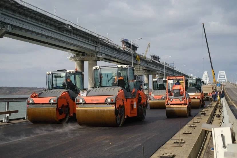 На новых пролетах Крымского моста уложили первый асфальтобетон