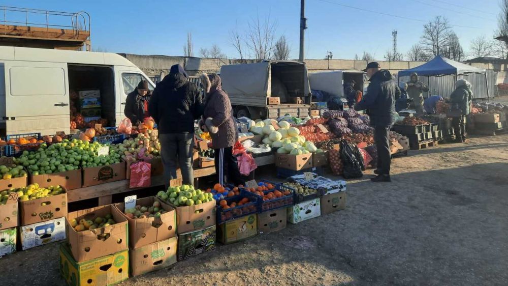 Представители Минпрома Крыма провели выездной мониторинг цен на социально значимые продукты питания на ярмарке в г.Саки