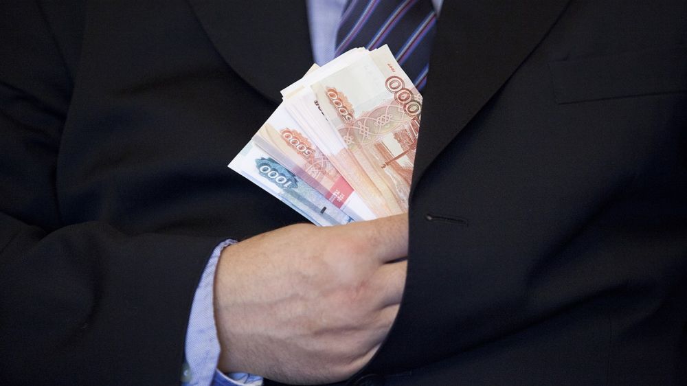 Севастопольцы получают на 500 рублей больше: в Крымстате рассказали, сколько зарабатывают жители полуострова