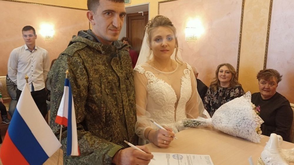 Военный из зоны СВО получил отпуск, чтобы сделать предложение невесте в Крыму