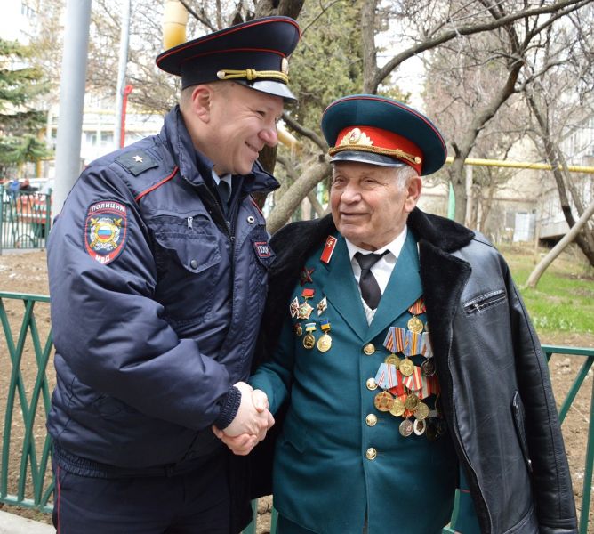 В День воинской славы России сотрудники полиции г. Ялты приняли участие в чествовании Ветерана Локальных войн