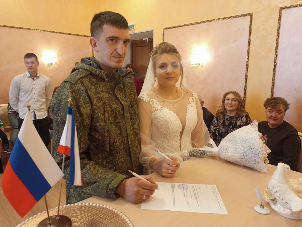 В Крыму боец СВО сыграл свадьбу во время отпуска
