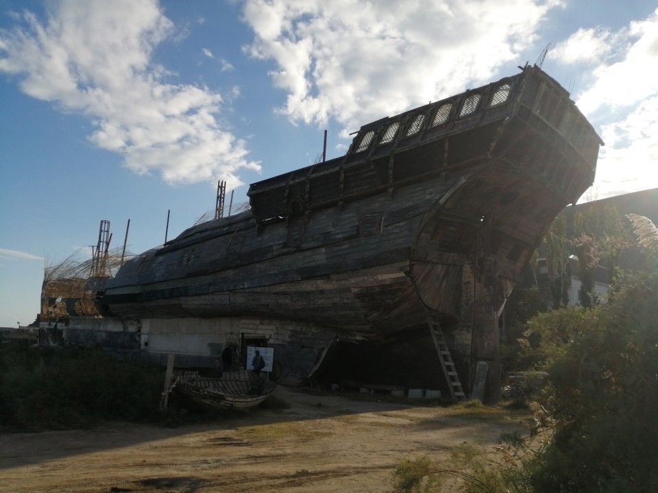 С пляжа под Судаком снесут самовольно построенный корабль-музей