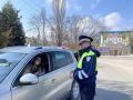 В Бахчисарае сотрудники Госавтоинспекции поздравили автоледи с наступающим 8 марта