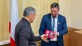 Спикер Госсовета Крыма наградил главу Бахчисарая медалью «За доблестный труд»