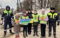 В Керчи Юные инспекторы движения вместе с сотрудниками Госавтоинспекции провели акцию «Берегите детство!»