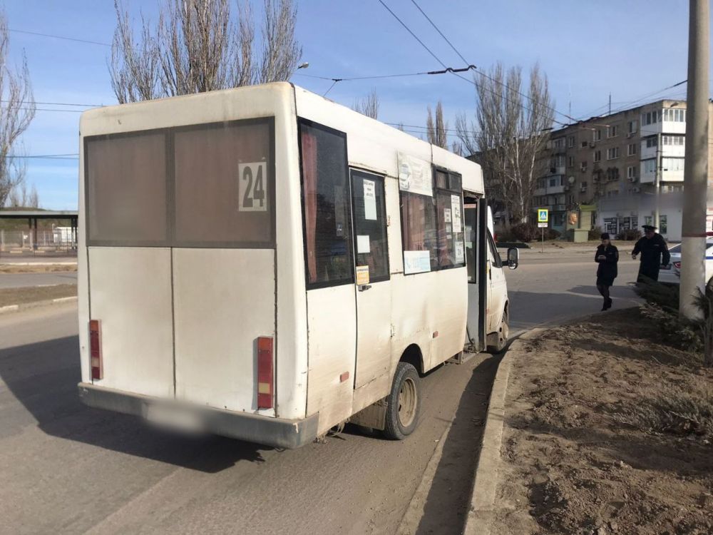 В Керчи 13-летний подросток выпал на ходу из автобуса