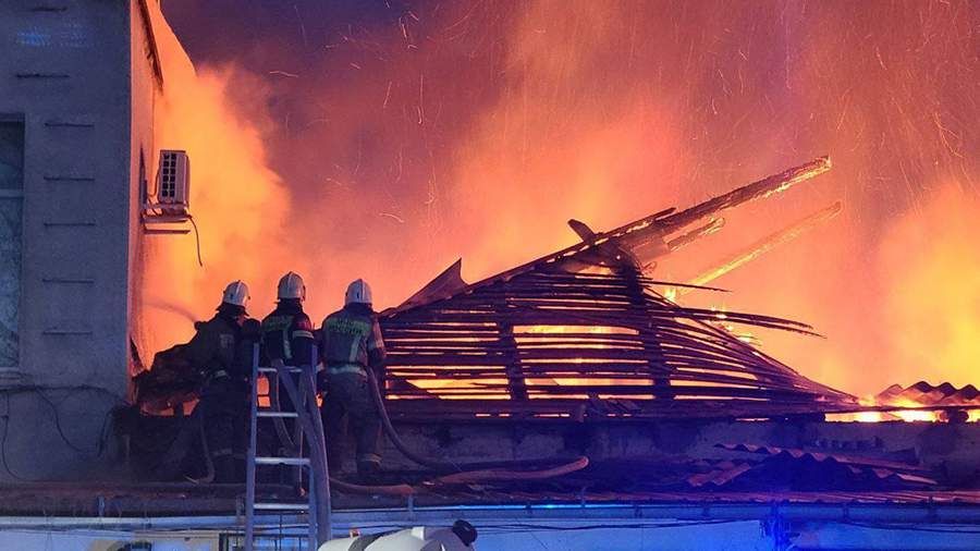 МЧС сообщило о пожаре в складском помещении в Симферополе