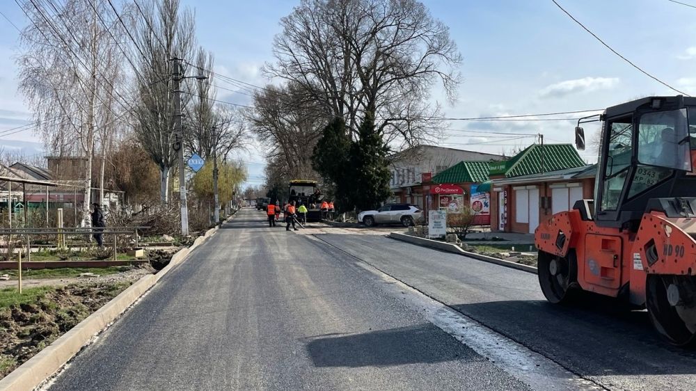 Идет капитальный ремонт главной улицы в центре поселка Нижнегорский