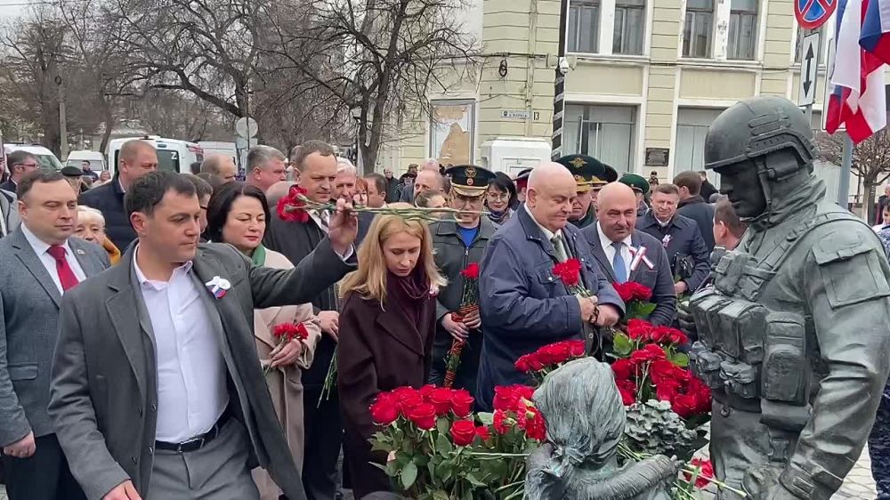 Картинка дети возлагают цветы к памятнику