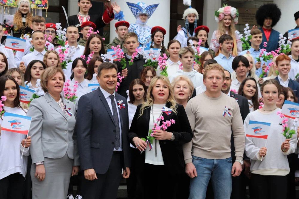 В Ялте прошел флешмоб ко Дню воссоединения Крыма с Россией