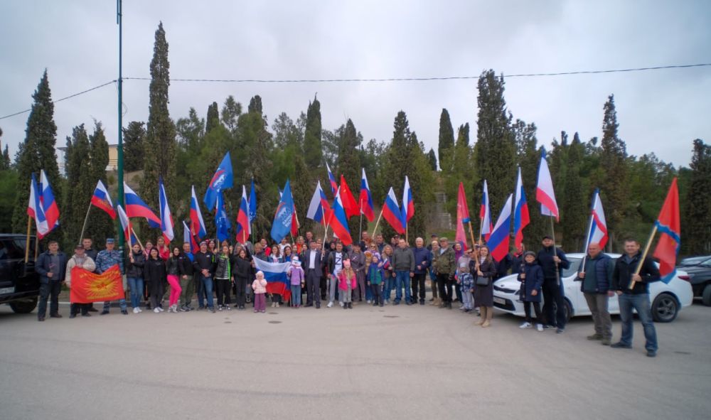 Какой праздник в крыму 29 апреля. С праздником Крым. Праздник день воссоединения Крыма с Россией. День России празднование. С днем России фото.