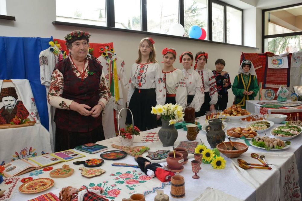 20 июня 2024 праздник в крыму. Содружество народов. Праздники в 2023 в Крыму. Национальности Крыма. Сохраняя традиции слоган.