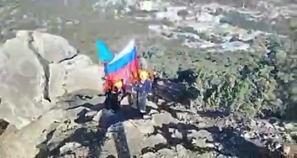 Флаги России и Крыма развиваются на высоте 165 метров - Лента новостей ...
