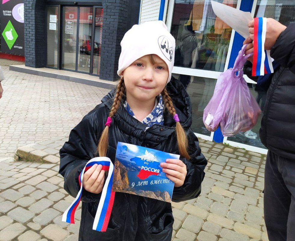 Волонтёры Победы Джанкойского района поздравили жителей с Днём воссоединения Крыма с Россией