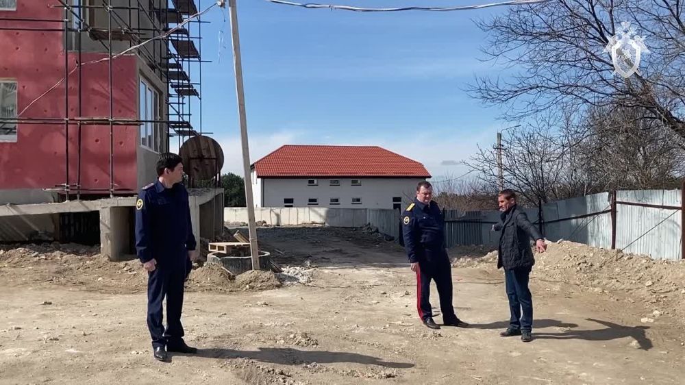 В Симферополе Владимир Терентьев провел выездное совещание на территории возведения дома для расселения граждан из числа детей-сирот