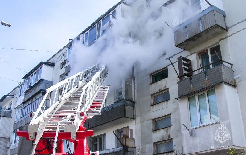 В Севастополе пожарные эвакуировали жильцов из горящего дома и спасли домашних животных