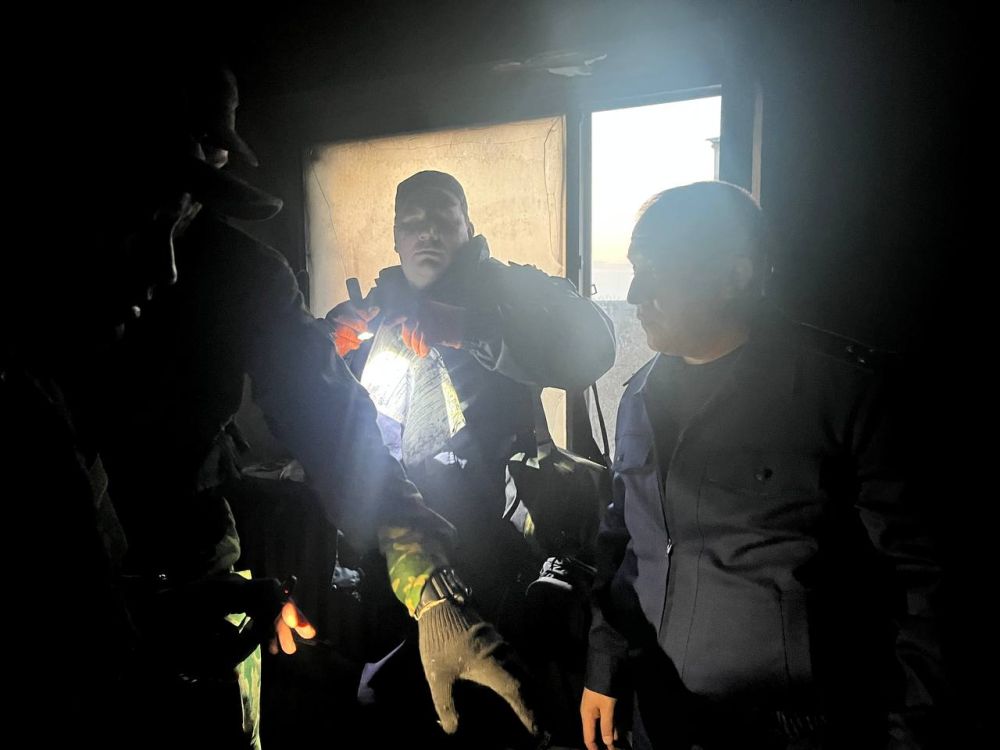 Прокурор Киевского района города Симферополя Денис Капуза на месте пожара в многоквартирном доме