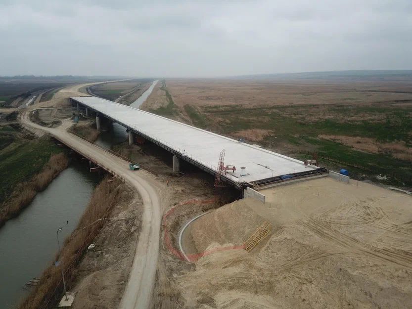 Новая дорога к Крымскому мосту в Краснодарском крае готова на 50%, сообщил Хуснуллин