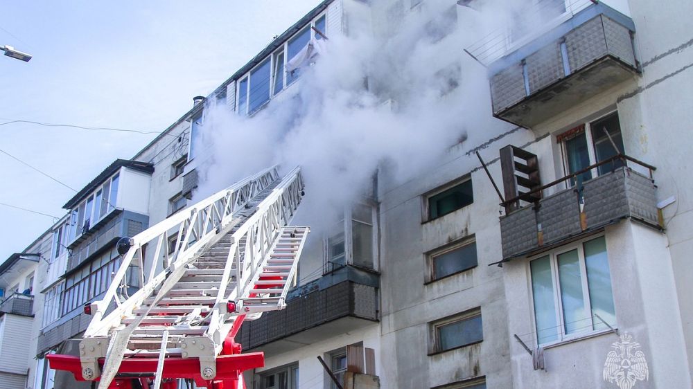 В Севастополе на пожаре спасли человека и домашних питомцев