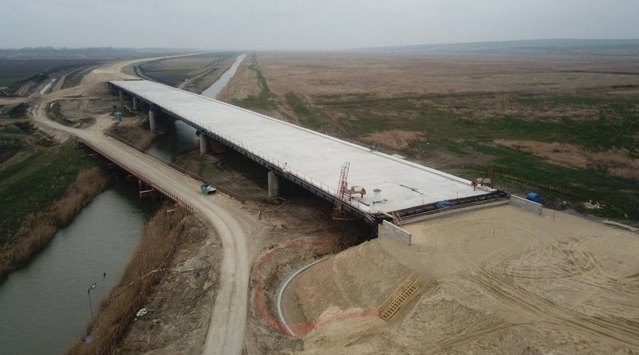 Новая трасса к Крымскому мосту в Краснодарском крае готова на 50% – Хуснуллин