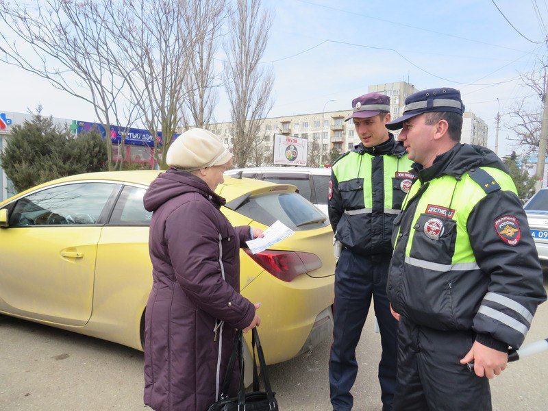 В Керчи сотрудники Госавтоинспекции провели акцию «Соблюдай закон дороги!»
