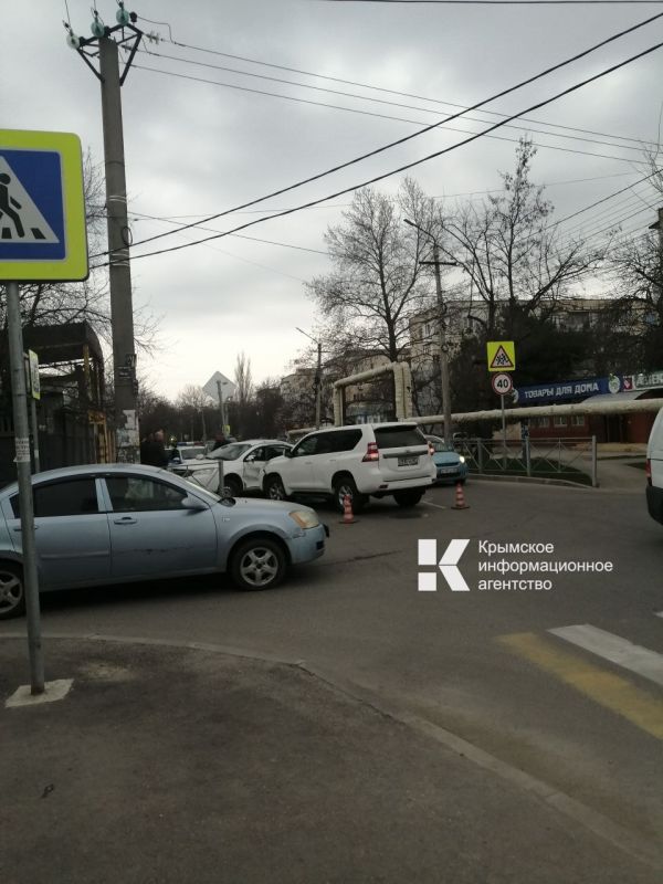 Утром в Симферополе столкнулись два внедорожника