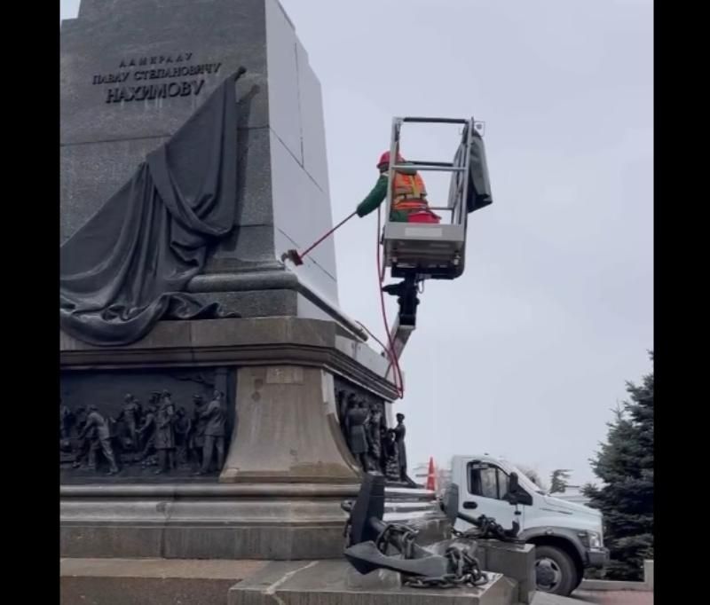 В Севастополе отмыли памятник адмиралу Нахимову