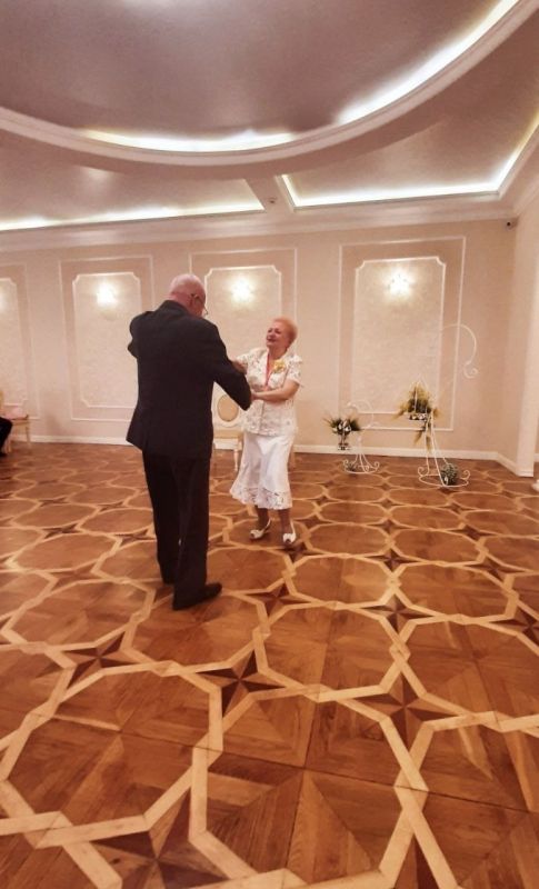 Отдел ЗАГС города Симферополя провел чествование юбиляров семейной жизни Анатолия и Людмилы Чубарь, отметивших «золотую» свадьбу - 50-летие со дня бракосочетания