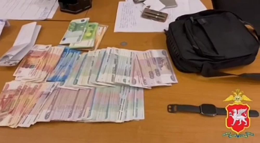 В Евпатории полицейские задержали 29-летнего жителя Сакского района, выполнявшего роль курьера телефонных мошенников