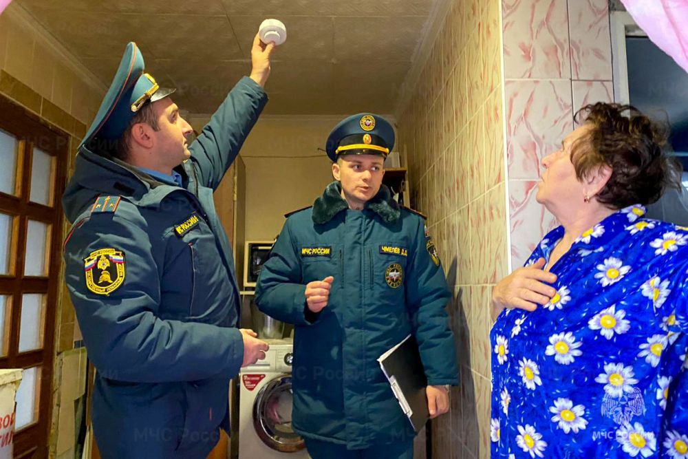 В Бахчисарае сотрудники МЧС России установили в десяти домах пожарные извещатели