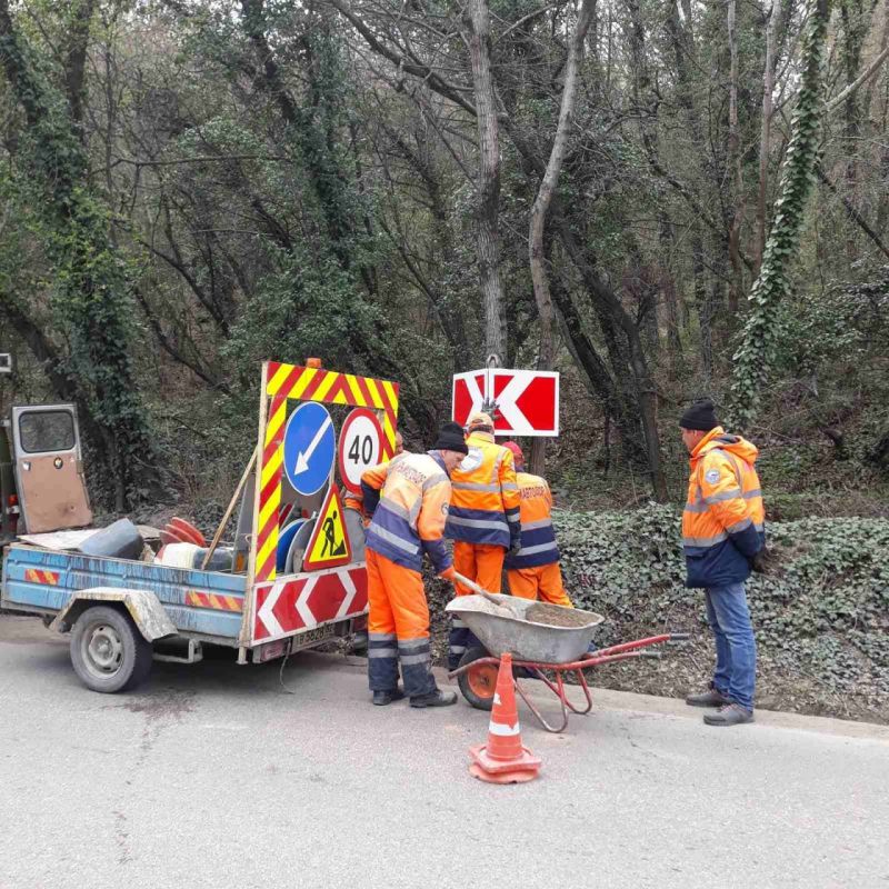 Чистая Ялта: ремонт ливневок, покраска лавочек и установка дорожных ...