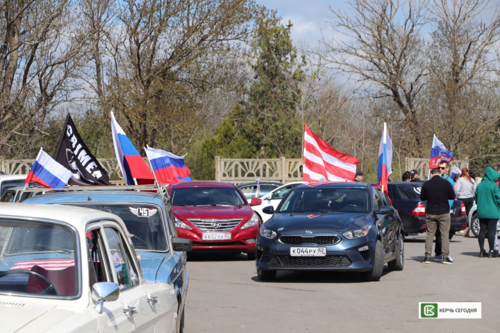 В Керчи прошел автопробег в честь освобождения города-героя Большой  ФОТОАЛЬБОМ в нашем сообществе ВК - Лента новостей Крыма