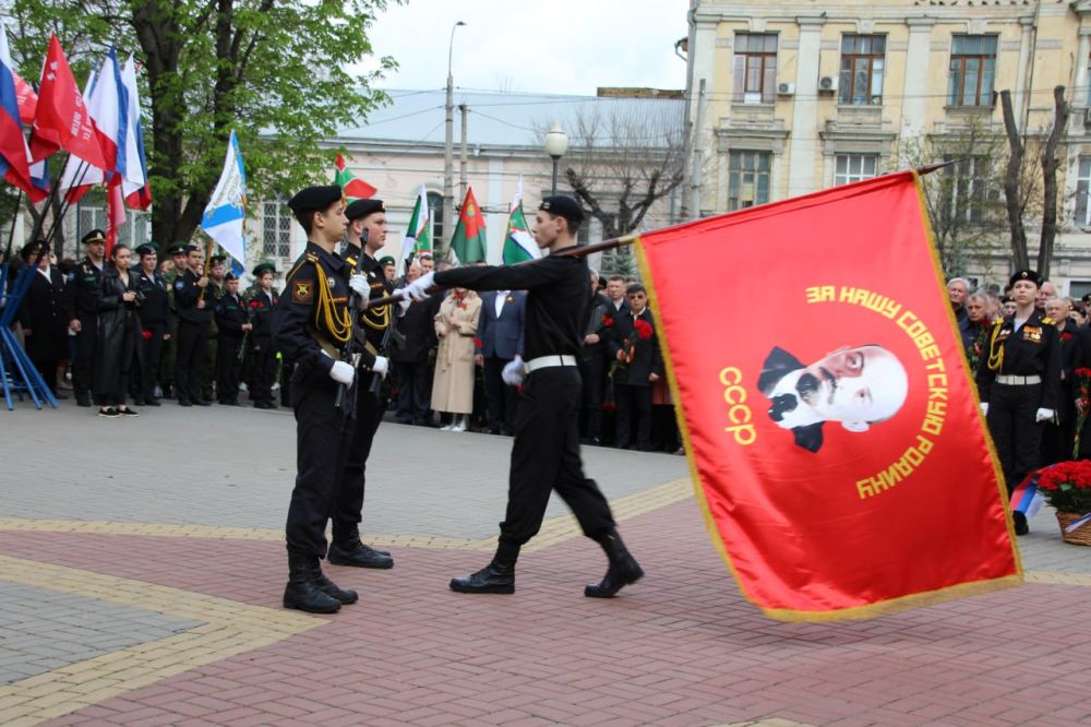 13 апреля день освобождения симферополя. Возложение цветов к могиле неизвестного солдата. Освобождение Симферополя от фашистов. Возложение цветов неизвестному солдату.