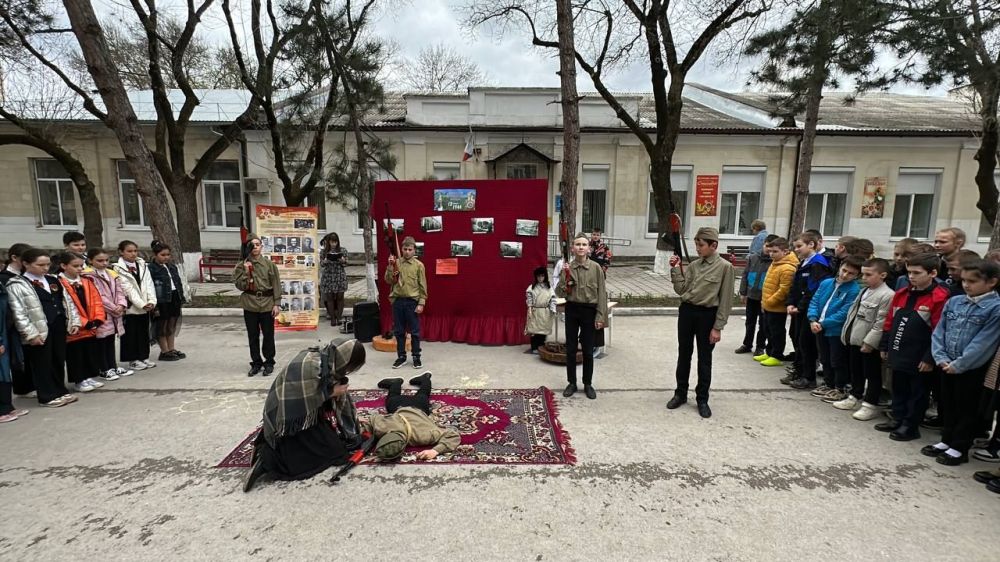 Освобождение белогорска. 13 Апреля день освобождения Белогорска. Памятник школьнику.