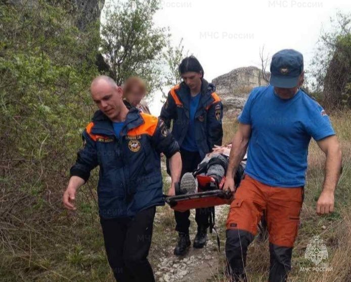 Спасатели помогли женщине, повредившей ногу при прогулке по скалам в