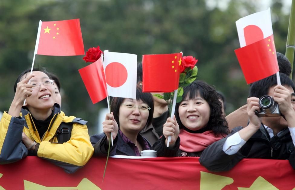 Против китайских. Китай vs Япония. Китай против Японии. Японец с флагом. Китайцы против японцев.