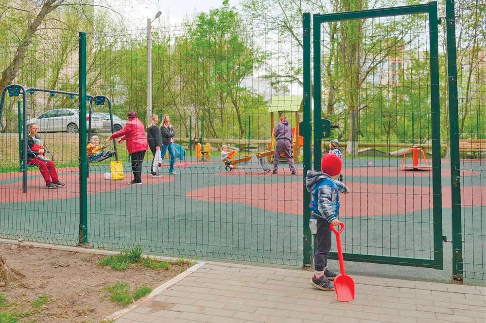 Только для избранных: почему новые детские площадки в Крыму вызывают  недетский раздор - Лента новостей Крыма
