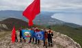 Крымские спасатели установили на вершине горы Куш-Кая Знамя Победы