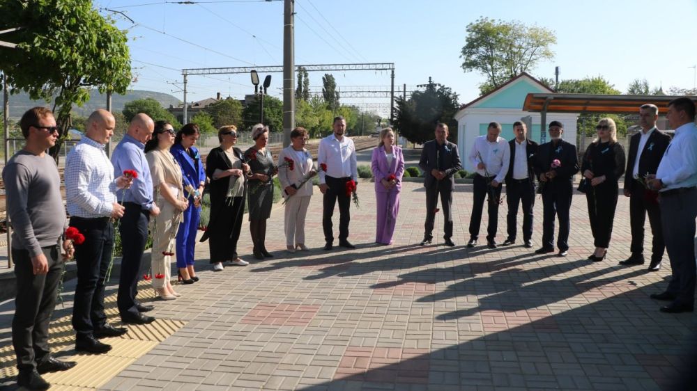 В День памяти жертв депортации народов Крыма состоялось возложение цветов у  памятной доски в районе железнодорожного вокзала г.Бахчисарай - Лента  новостей Крыма