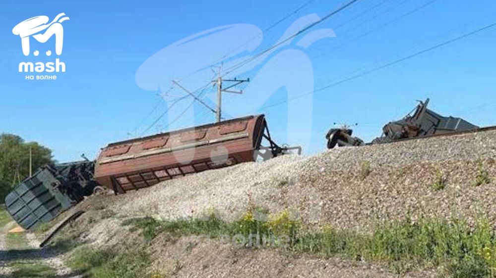 Стол с железной дорогой