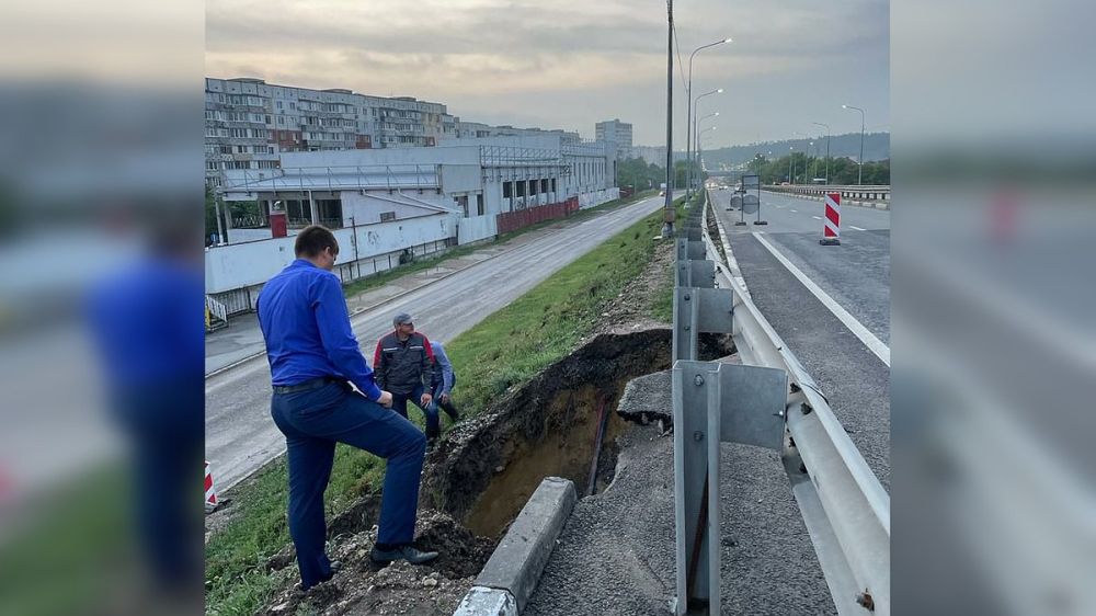 Дорогу размыло дождем так что