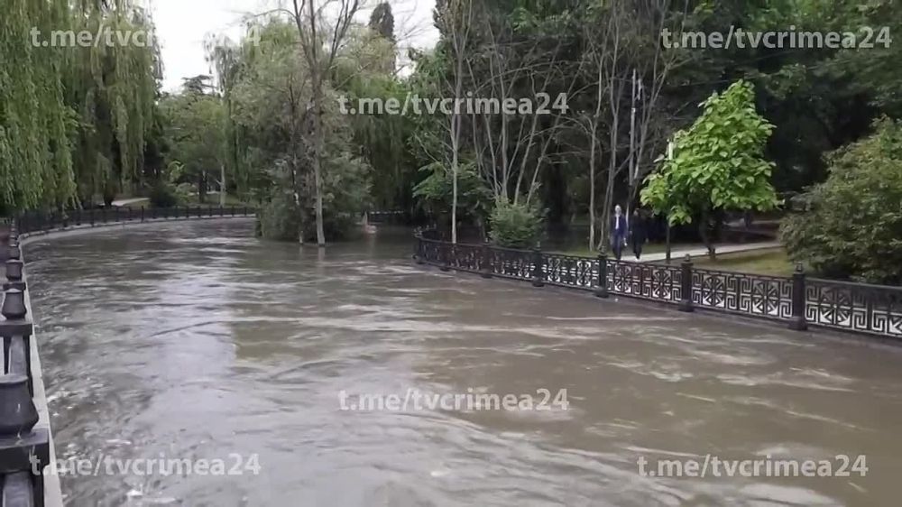 Река Салгир в Симферополе полностью заполнилась водой после дождей
