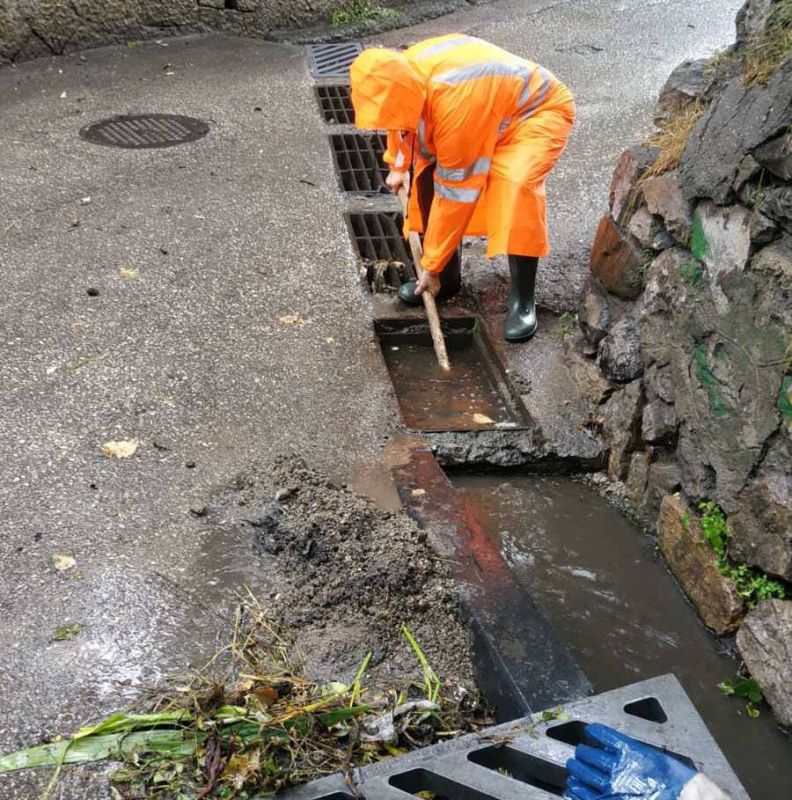 Непогода всегда добавляет нашим коммунальным службам работы ...