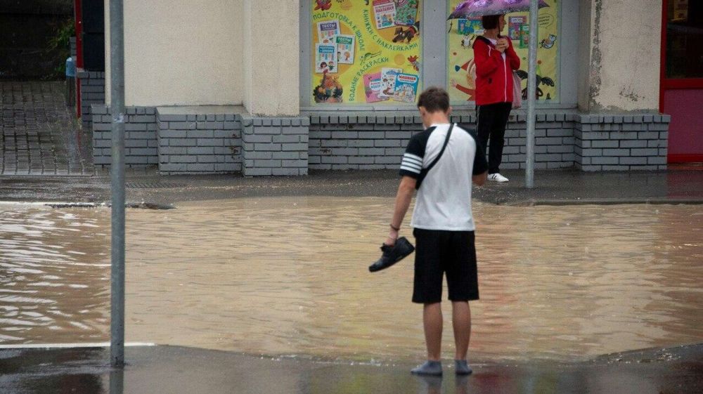 Улицы-реки и единичные подтопления: как Симферополь пережил непогоду