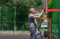 По просьбам школьников администрация Ялты отремонтировала баскетбольную площадку